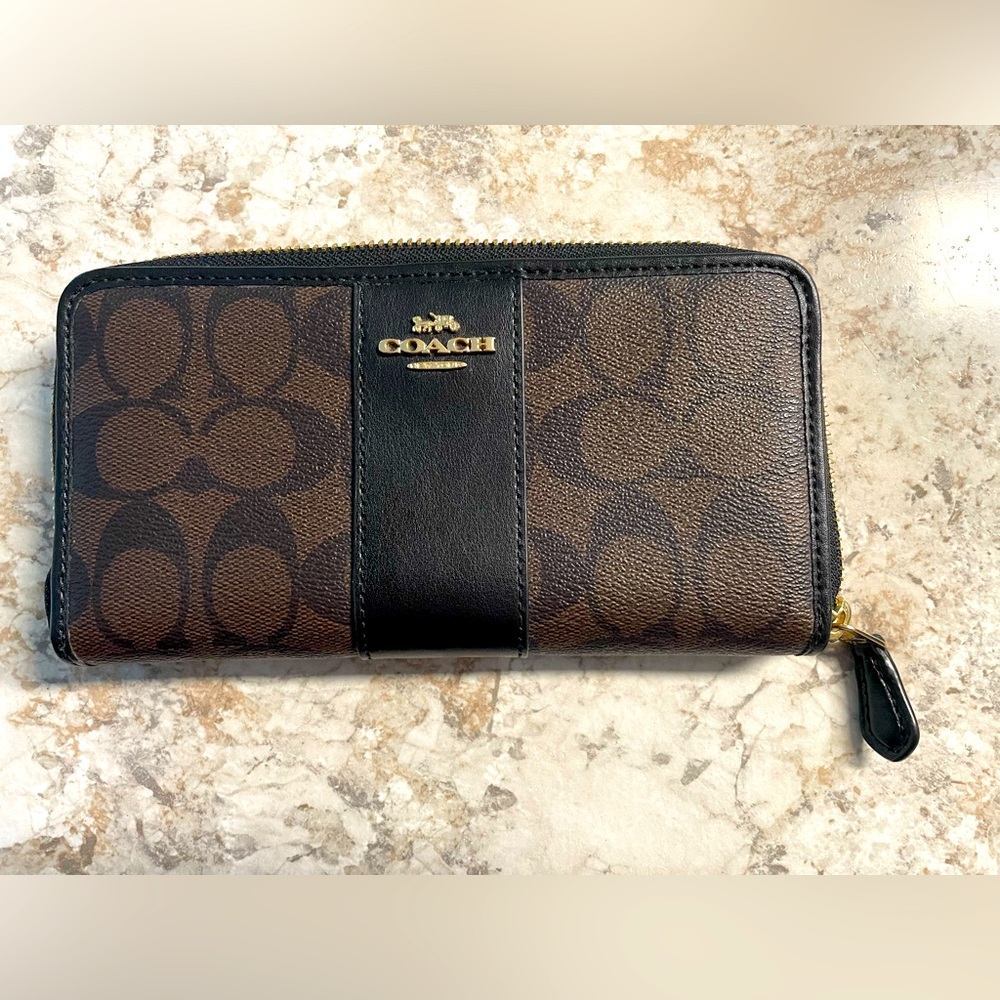 Like new Authentic Coach wallet without tags